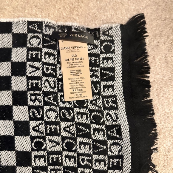 Gianni Versace Cashmere Scarf - Picture 5 of 5